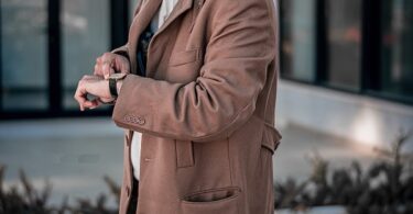 Best Trench Coat Style Guide for a Modern Look