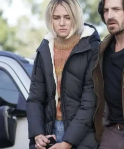 La Brea S02 Izzy Harris Black Puffer Coat