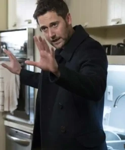 Ryan Eggold The Blacklist S03 Tom Keen Black Coat