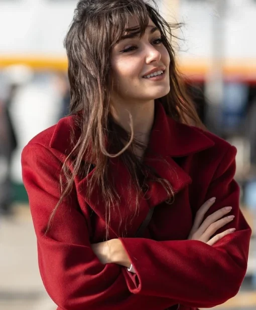 Hande Erçel Reminder S01 Red Coat
