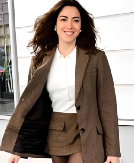 Aubrey Plaza NYC 2025 Brown Blazer