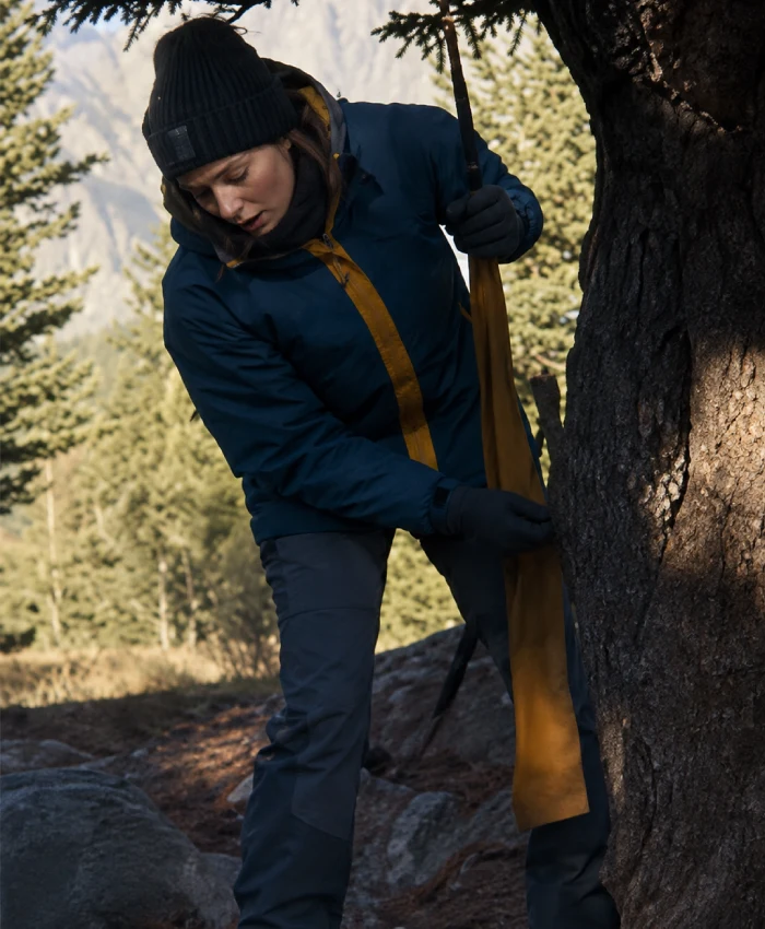 Anna Pigeon S01 Blue and Yellow Puffer Jacket